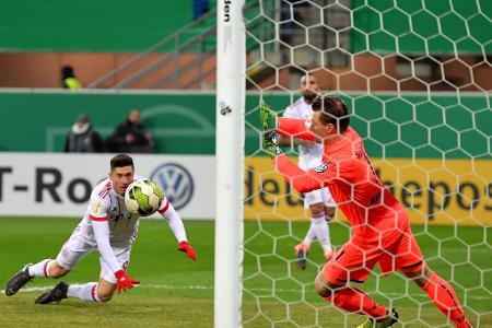 Robert Lewandowski scheitert mit einem Flugkopfball an Michael Ratajczak.