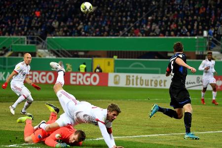 Thomas Müller prallt mit Paderborn-Schlussmann Ratajczak zusammen. Kurze Zeit später muss der Angreifer ausgewechselt werden.