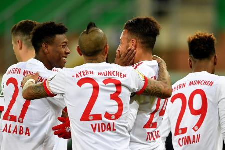 Corentin Tolisso lässt sich nach seinem Kopfballtreffer von den Mannschaftskollegen feiern.