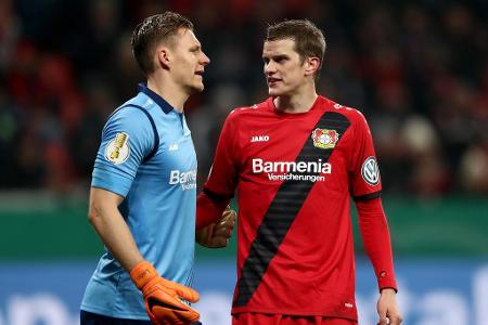 Bei Keeper Bernd Leno und Abwehrboss Sven Bender herrscht offenbar Redebedarf.