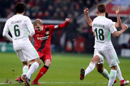 ...und legt im zweiten Abschnitt mit einem sehenswerten Schlenzer zum 2:2 nach.