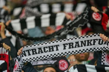 Pfeifkonzert, Banner, Protest im Innenraum: Frankfurt-Fans demonstrieren gegen Montagsspiel