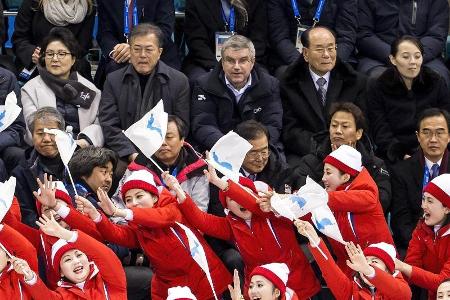 Kims Cheerleader überstrahlen historisches Duell Kims Cheerleader überstrahlen historisches Duell