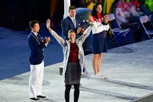 Heidemann trägt Olympische Fackel