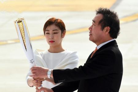 Eiskunstläuferin Kim Yuna das Olympische Feuer in Pyeongchang