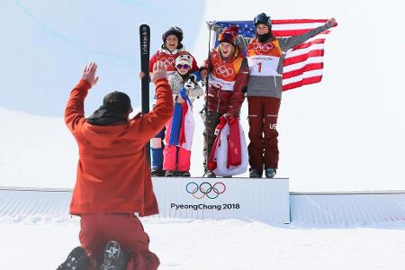 Cassie Sharpe (M.) aus Kanada gewinnt im Ski-Freestyle in der Halfpipe den ersten Platz. Marie Martinod aus Frankreich (l.) ...