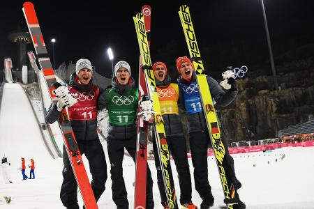 Das Quartett um Karl Geiger, Stephan Leyhe, Richard Freitag und Andreas Wellinger (v.l.) holt sich die Silbermedaille im Tea...