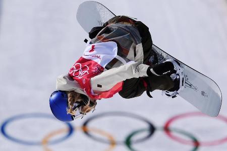 Die Österreicherin Anna Gasser zeigt beim Big-Air-Contest der Snowboarderinnen ihre Fertigkeiten.