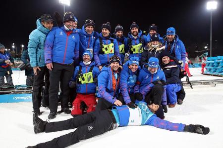 Biathlon-Superstar Martin Fourcade lässt sich nach seinem Fotofinish-Sieg im Massenstart vom französischen Team feiern.