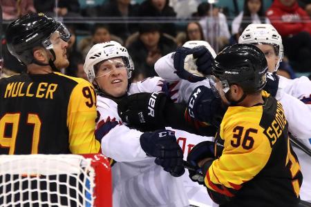 Beim Eishockey-Thriller zwischen Norwegen und Deutschland kochten die Emotionen teilweise über. Hier legt sich Yannic Seiden...