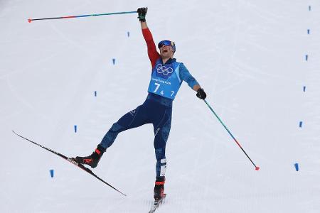 Der Franzose Adrien Backscheider feiert seine Bronzemedaille und mutiert kurzzeitig zum 'Skispringer'.
