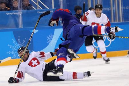 Beim Eishockey geht es wie gewohnt ruppig zu. In diesem Fall behakeln sich der Schweizer Thomas Rufenacht und Koreas Bryan W...