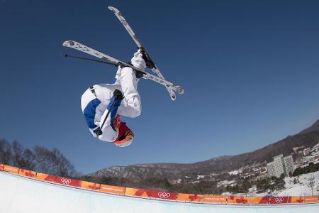 Der Franzose Thomas Krief zeigt beim Ski Freestyle in der Halfpipe spektakuläre Sprünge.