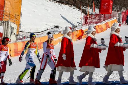Silbermedaillengewinnerin Wendy Holdener, Olympiasiegerin Frida Hansdotter und die drittplatzierte Katharina Gallhuber marsc...
