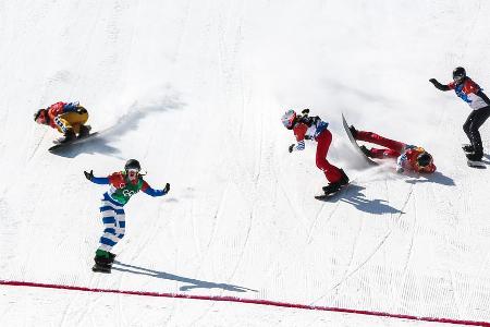 Während Olympiasiegerin Michela Moioli jubelnd über die Ziellinie fährt, stürzt die Französin Chloe Trespeuch kurz vorm Ende...