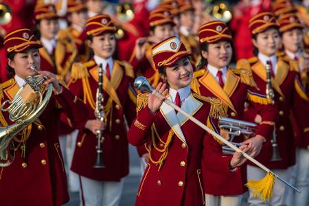 Eine nordkoreanische Musikgruppe unterhält die Zuschauer in Gangneung, ...