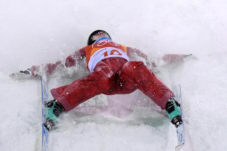 Die Russin Alina Gridneva kommt beim Ski Freestyle in Rücklage und kann ihren Sprung nicht stehen.