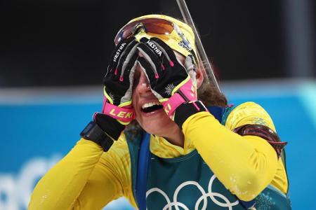 Hanna Öberg sichert sich im Einzel der Damen die Goldmedaille. Die junge Schwedin kann ihr Glück kaum fassen. Für Öberg ist ...
