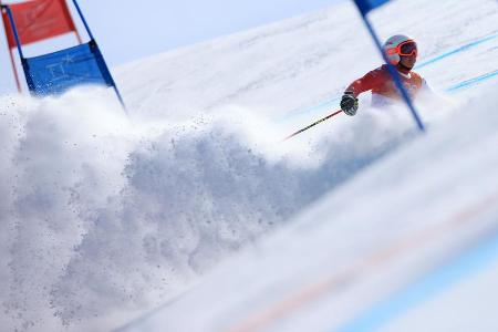 Die Schweizerin Simone Wild lässt bei ihrem Lauf im Riesenslalom so richtig stauben und wirbelt eine Menge Schnee auf.