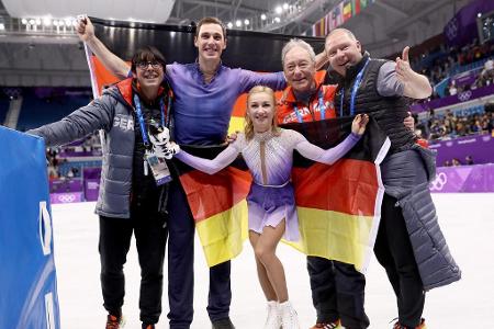 Das deutsche Eiskunstlaufpaar Masso/Savchenko legt am sechsten Wettkampftag eine unglaubliche Kür hin und sichert sich mit e...