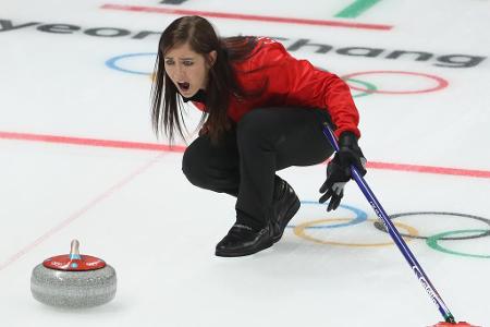 Curlerin Eve Muirhead brüllt ihren Stein förmlich in den Zielkreis.