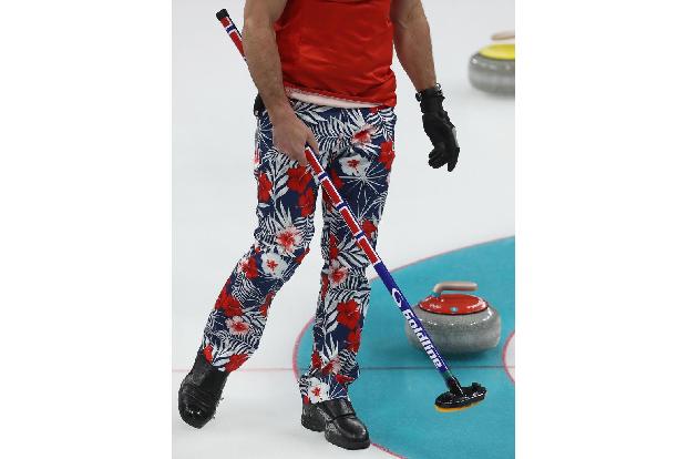 Die norwegischen Curler haben es schon wieder getan: Den Preis für das skurrilste Outfit hat das Team Norge mit diesem Beink...