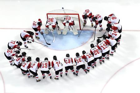 Die japanischen Frauen bilden einen Kreis, um sich auf das Duell gegen das Team Korea einzustimmen.