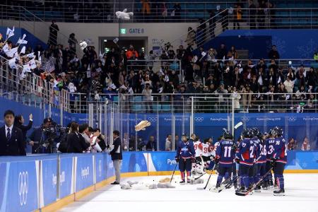 Nach der dritten Niederlage im dritten Spiel verabschieden sich die Koreanerinnen von ihren Fans. Zum Dank werfen die Unters...