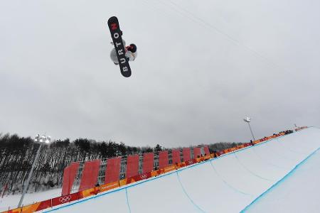 Für spektakuläre Bilder sorgen erneut die Snowboarder in der Halfpipe.