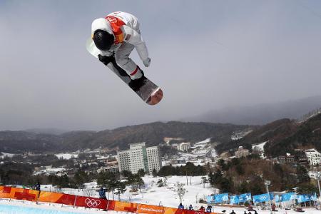 In der Halfpipe macht US-Star Shaun White kaum jemand etwas vor. Der Olympiasieger von 2006 und 2010 setzt bereits in der Qu...