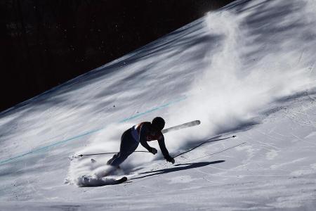 Kurz nach dem Start kommt Pavel Trikhichev vom Team OAR zu Fall. Glücklicherweise bleibt der olympische Athlet aus Russland ...