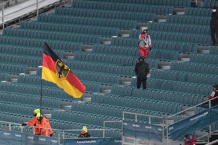 Auf den Rängen herrscht bei klirrender Kälte während des Biathlon-Rennens ausbaufähige Stimmung. Die zwei deutsche Fans wirk...