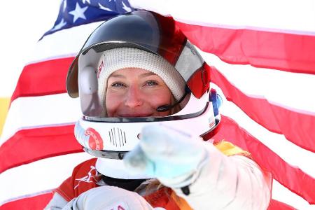 Besser macht es Jamie Anderson, die im Astronauten-Outfit ihre Goldmedaille feiert.