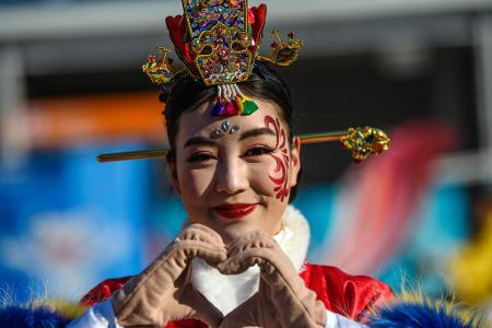 In dieser traditionellen Tracht verströmt diese asiatische Schönheit Olympischen Flair.