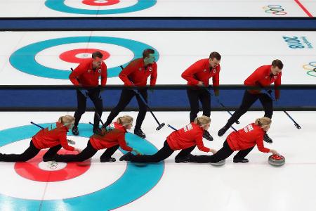 Keine Probleme mit dem Wetter haben die Curler. In der olympischen Wettkampfhalle kämpfen sie verbissen um jeden Stein.