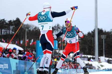 Der Langlauf der Herren beginnt direkt mit einem Paukenschlag. Der Norweger Simen Hegstad Krüger (Nr. 7) schnappt sich im Sk...