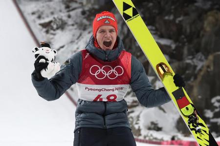 Mit einem Wahnsinns-Sprung im zweiten Durchgang holt sich Andreas Wellinger die erste Goldmedaille in einem Einzelspringen s...