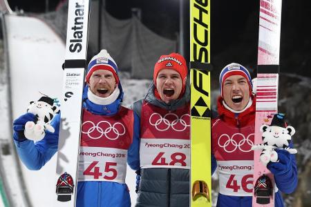 Auch die beiden Norweger Robert Johansson (l.) und Johann André Forfang (r.) lassen ihrer Freude über die Medaillen freien L...