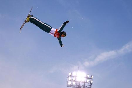 Spektakuläre Sprünge, wie hier von der Australierin Laura Peel, gibt es beim Ski Freestyle zu bestaunen.