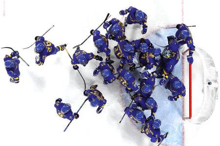 Die schwedischen Eishockey-Damen freuen sich über den 2:1-Sieg über Japan.