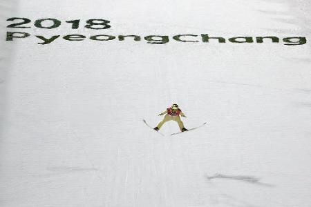 Flugsaurier Noriaki Kasai tritt mit 45 Jahren bei seinen achten Winterspielen an. In der Qualifikation auf der Normalschanze...