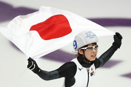 Gold bei der Olympiapremiere! Die Japanerin Nana Takagi behält im hektischen Massenstart einen kühlen Kopf und setzt sich am...
