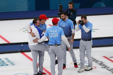 Wow! In einem unglaublichen achten End, welches mit 5:0 gewonnen wurde, sorgte das Team USA um Skip John Shuster im Curling-...