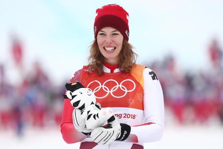 Die Schweizerin Michelle Gisin sichert sich Gold in der alpinen Kombination. Mikaela Shiffrin landete unter wechselhaften We...