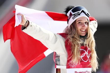 Mit dem letzten Sprung des Wettbewerbs sichert sich die österreichische Snowboarderin Anna Gasser das erste Olympia-Gold im ...