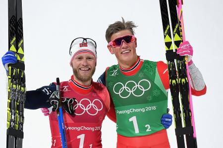 Im Teamsprint der Männer triumphieren die dominierenden Norweger: Martin Johnsrud Sundby (l.) und Johannes Høsflot Klæbo (r....