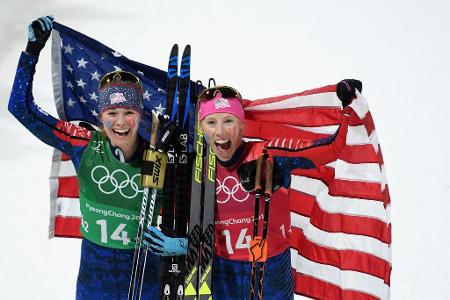 Jessica Diggins (l.) und Kikkan Randall (r.) aus den USA gewinnen in einem dramatischen Zielspurt gegen Schweden Gold im Ski...