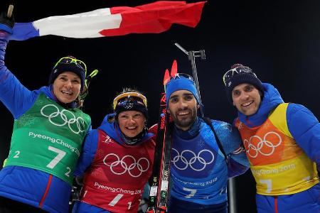 Eine Biathlon-Nation am Tropf ihres Superstars: Martin Fourcade (2.v.re.) bringt seine dritte Goldmedaille der Spiele von Py...