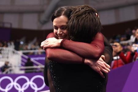 Die Team-Olympiasieger Tessa Virtue und Scott Moir haben bei den Winterspielen von Pyeongchang ihre zweite Goldmedaille gewo...