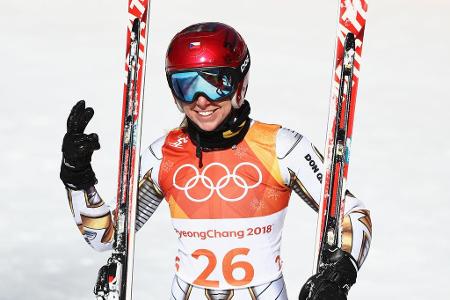 Für eine der größten Sensationen der alpinen Olympia-Geschichte sorgt die Tschechin Ester Ledecká im Super-G der Damen. Die ...